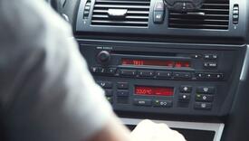 Znate li zašto stišavamo radio kada parkiramo automobil?