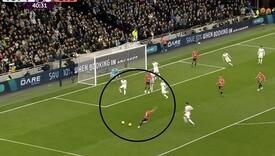Ne, ovo nije fotošop: Igrač Evertona šutirao dvije lopte u jednoj od najbizarnijih scena