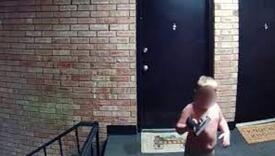 Nevjerovatan snimak iz SAD-a: Dječak u pelenama maše napunjenim pištoljem u hodniku zgrade