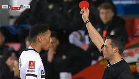 Sudija u Engleskoj pokazao igraču okrugli crveni karton, stiglo i objašnjenje za zbunjene navijače