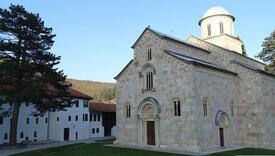 Koha: Institucije bez reakcije na poziv Kvinte i EU da se manastiru Dečani vrati zemljište