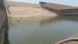 Indija: Vladin zvaničnik suspendovan nakon što je naredio isušivanje jezera kako bi izvukao telefon