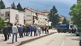 Srbi sprečavaju policajce da uđu u zgrade opština