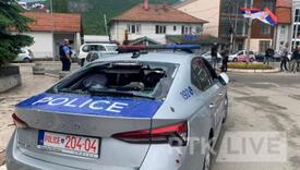 Oštećen još jedan automobil policije u Zvečanu