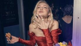 Manekenka Gigi Hadid snimljena u glamuroznom izdanju dok jede hamburger nakon dodjele Oscara