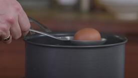 Znate li da u vodu u kojoj se kuhaju jaja treba dodati so? Evo i zbog čega