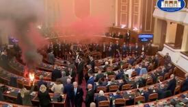Skupština Albanije: Poslanici aktivirali dimne bombe, zapalili poslaničke klupe