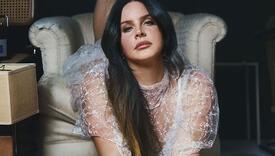 Lana Del Rey nakon uvredljivih komentara na račun kilaže ponosno istaknula noge