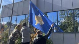 Simbolična akcija SDP: Zastava Kosova sa dvije zvijezdice i ZSO okačena ispred Vlade