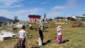Gornje Ljubinje: Složne mještanke očistile seosko groblje