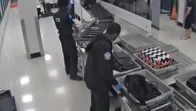Uposlenici aerodroma u Miamiju snimljeni kako kradu novac iz prtljaga putnika