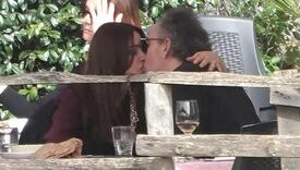 Monica Bellucci i Tim Burton nisu mogli obuzdati poljupce, slavni par privukao pažnju u restoranu