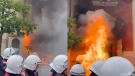 Veliki neredi u Tirani: Demonstranti zapalili dio zgrade rukovodstva grada, probijen policijski kordon