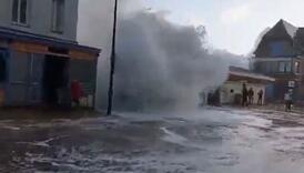 Ogromni valovi u sekundi potopili ulicu, građani zaprepašteni