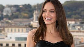 Angelina Jolie iznenadila novim izgledom, prirodno smeđu kosu ofarbala u plavo