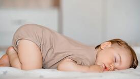 Kako prepoznati je li vašoj bebi hladno dok spava