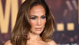 Jennifer Lopez se pojavila u neobičnoj kreaciji: Baršunasti korzet i utkani simboli