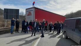 Raseljeni Srbi blokirali na sat vremena prijelaz Merdare ka Kosovu
