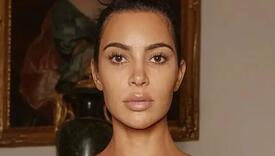 Kim Kardashian se utegla u korzet i otkrila duboki dekolte