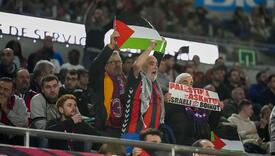 Palestinske zastave i skandiranje "Izrael-genocid" dočekali košarkaše Maccabija na meču Eurolige