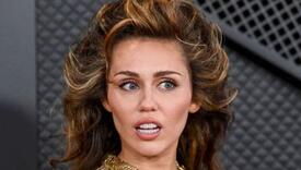 Miley Cyrus nije mogla sakriti razočaranje kad je vidjela opremu fotografa na crvenom tepihu
