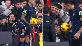 Neviđeno: Navijač stavio prst u zadnjicu nogometaša Seville dok je izvodio aut