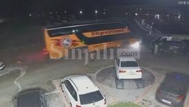 Prizren: Autobus kompanije "Shpejtimi" doživeo nesreću kod auto salona "Xeni"