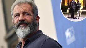 Mel Gibson snimljen tokom izlaska na večeru, hodao uz pomoć štapa i ortopedske čizme