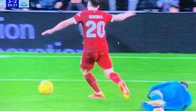 Pogledajte penal za Liverpool zbog kojeg je napadač na stubu srama, izgleda komično