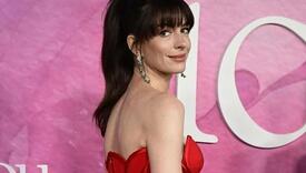 Anne Hathaway plijenila pažnju u Versace kreaciji: Vatrenocrvena haljina i izrezi ispod dekoltea