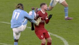 Navijači Liverpoola bijesni zbog situacije iz 99. minute: Kako je moguće da ovo nije penal?