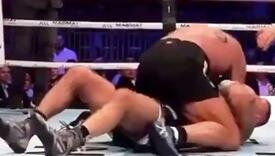 MMA borac šokirao potezom tokom debitantskog meča u boksu pa pobjegao iz ringa