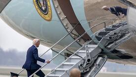 Od jastučnica do tanjira: Novinari letjeli s Bidenom pa mu krali stvari iz aviona