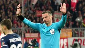 Slovenski sudija se izvinjavao publici nakon što je zaustavio opasan napad Bayerna