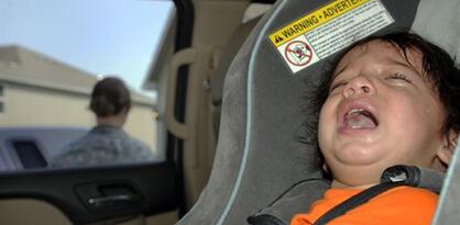 Kako umiriti bebu koja plače tokom vožnje automobilom