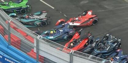 Veliki incident obilježio utrku Formule E u Seulu, osam bolida se zabilo u ogradu
