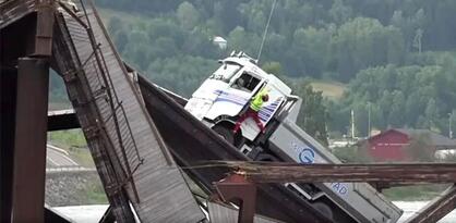 Vozači spašeni pomoću helikoptera nakon urušavanja mosta u Norveškoj