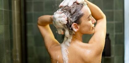 Nije svejedno perete li kosu ujutro ili navečer: Evo koja navika je zdravija