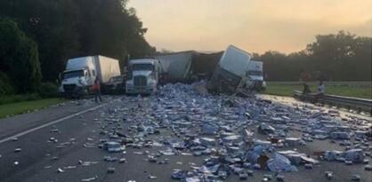 Kamioni se sudarili na autoputu, put blokirale hiljade limenki piva