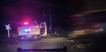 SAD: U patrolnom autu ostavili ženu s lisicama na rukama prije nego je u njega udario voz