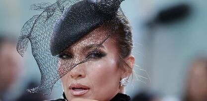 Odvažna Jennifer Lopez pozirala u izrezanoj haljini, zamalo pokazala previše