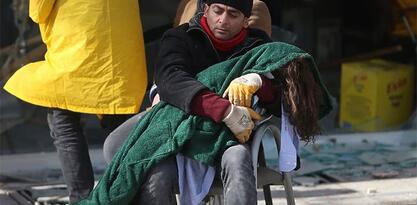 Srceparajući prizor iz Turske: Otac u naručju drži mrtvu kćerku koja je stradala u zemljotresu