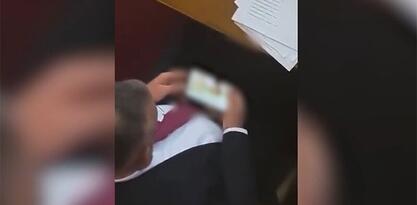 Poslanik u Skupštini Srbije gledao porno film dok je Vučić govorio o Kosovu