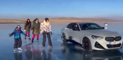 Jezero u Turskoj okovano ledom: Ljudi uživaju u klizanju, eskimskom ribolovu, performansima s automobilima