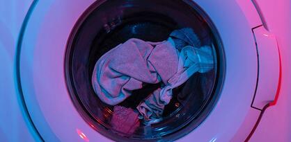 Evo šta se dogodi kada mokru odjeću ostavite predugo u veš mašini