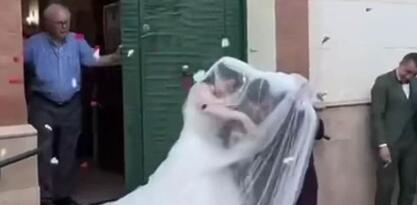 Urnebesni snimak vjenčanja postao hit, čovjek "tjerao" mladence iz crkve