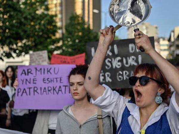 Femicid na Kosovu: Posljedica patrijarhalnog društva i sistema koji radi u korist zlostavljača