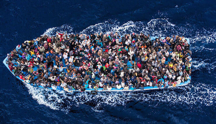 Massimo Centenni. Imigranti s Bliskog istoka i Afrike zajedno na jednom brodu.