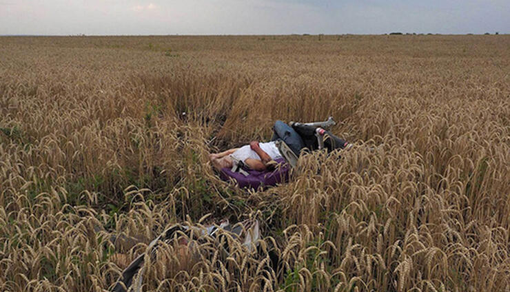 Jérôme Sessini. Scena nakon pada srušenog malezijskog Boeinga 777 u Ukrajini.