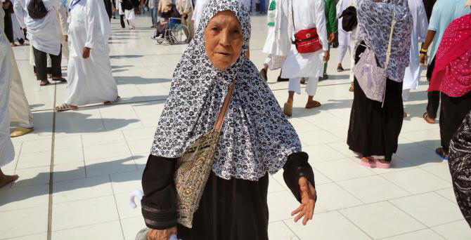 Fatma je morala čekati do svog 95. rođendana da obavi hadž. Ona i njena kćer su stigle iz Alžira. [Basma Atassi / Al Jazeera]